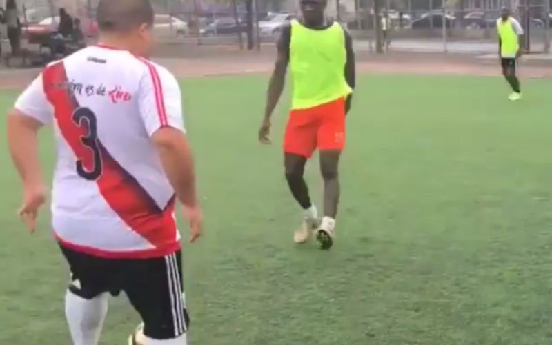 Deze dikke straatvoetballer maakt tegenstander compleet af met héérlijke beweging (video)