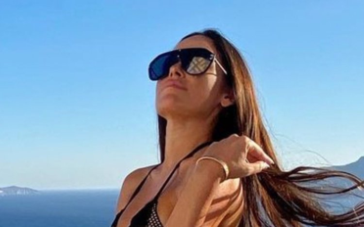 Courtois ziet borsten van ex Marta Dominguez bijna uit badpak floepen: “Sexy!”