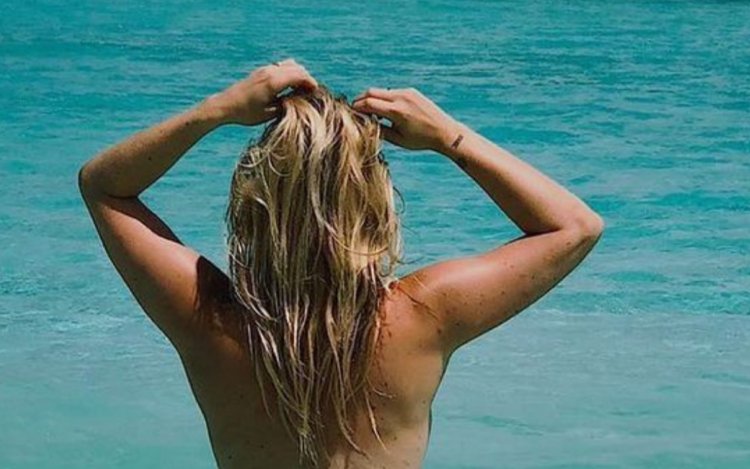 Elke Clijsters laat haar fans op vakantie in Ibiza meegenieten van haar borsten