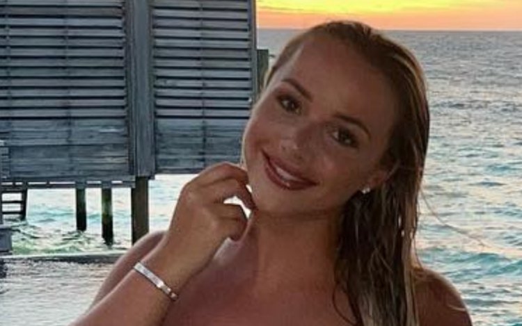 Emma Heesters doet Instagram bijna crashen met foto in veel te kleine bikini