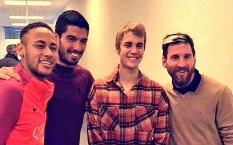 En dan duikt Justin Bieber opeens op bij de training van FC Barcelona (Video)