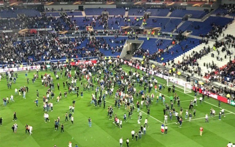 Complete chaos in Europa League-wedstrijd na zwaar wangedrag van fans