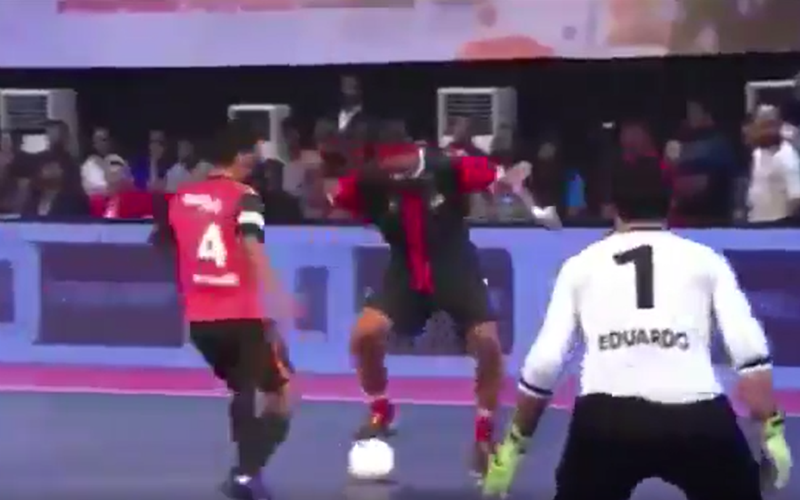 Wow! Ronaldinho toont zijn geweldige techniek in de zaal (Video)