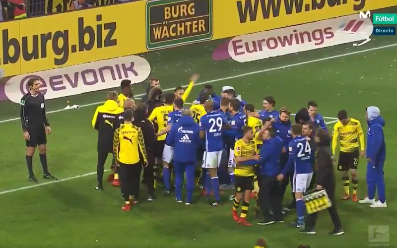 Kohlenpott-derby tussen Dortmund en Schalke loopt compleet uit de hand (Video)