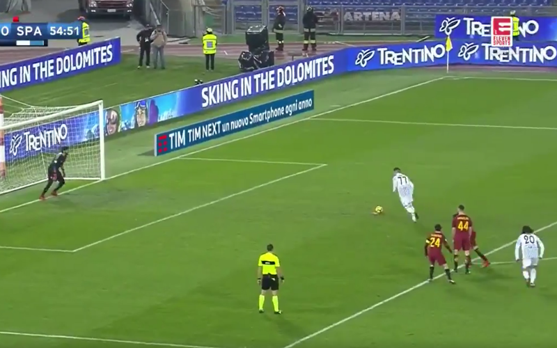 Onwaarschijnlijk: Serie A-speler moet penalty opnieuw trappen en dan gebeurt dit (Video)