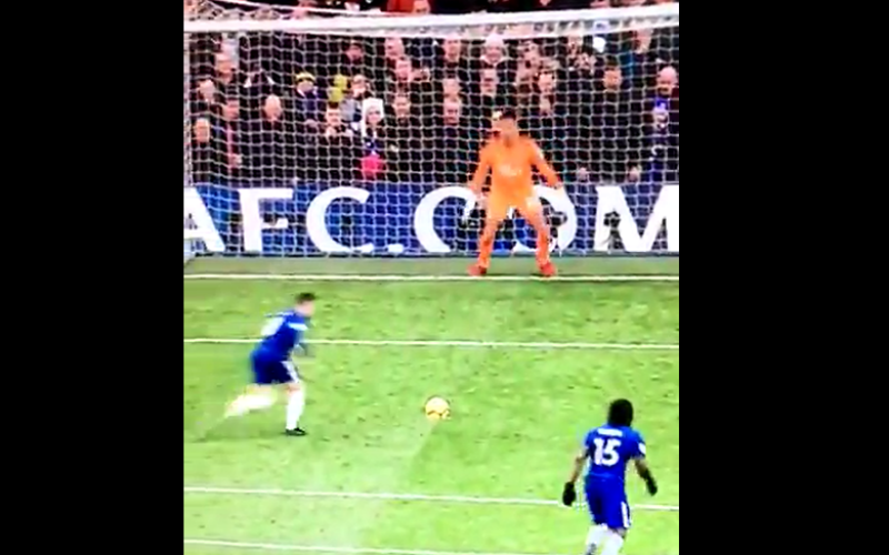 Heerlijk: Hazard mag penalty nemen en doet dan dit... (Video)