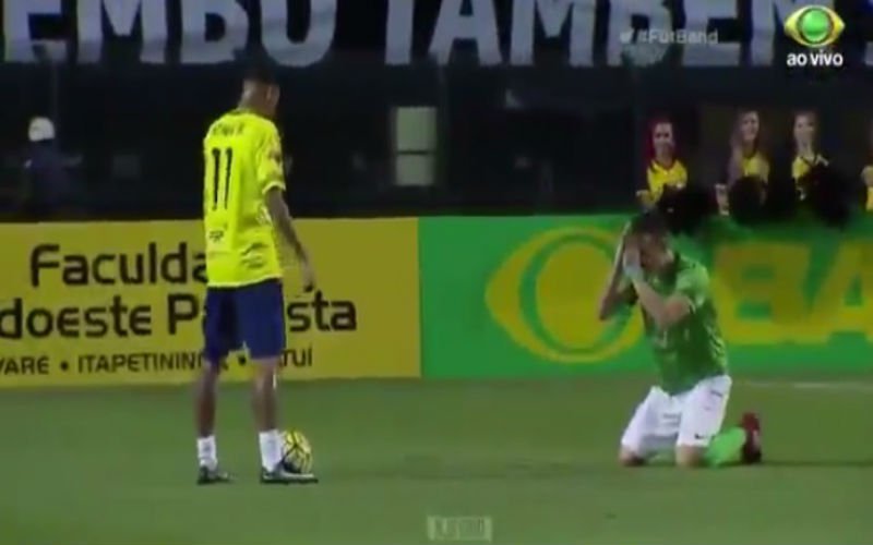 Verdediger smeekt Neymar om hem niet belachelijk te maken, en dan doet Neymar dit (Video)