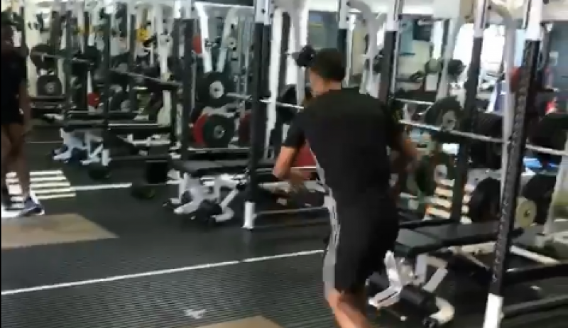 Denis Odoi amuseert zich rot in de fitness van Fulham (Video)