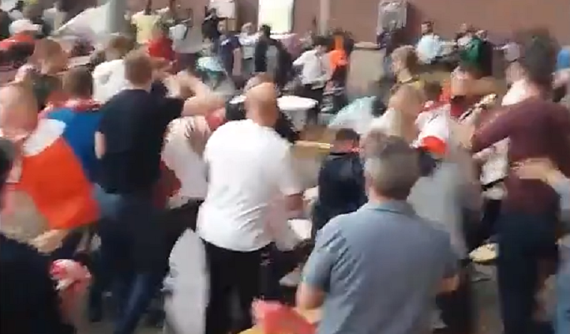 Hallucinant: Supporters op de vuist in Antwerpen na Polen-Senegal (Video)