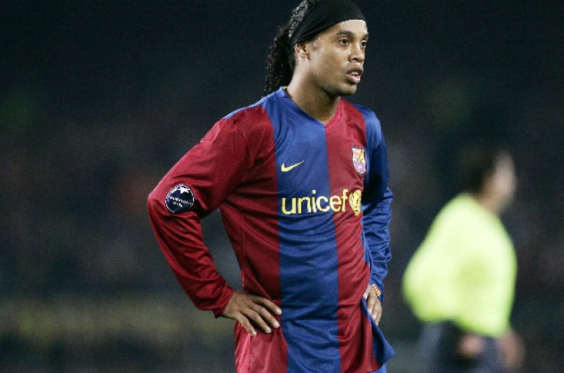Ronaldinho keert na 9 jaar terug naar Camp Nou als voetballer