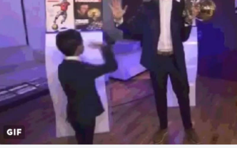 Zoon van Ronaldo viert op deze geniale wijze de Gouden Bal van zijn vader (Video)