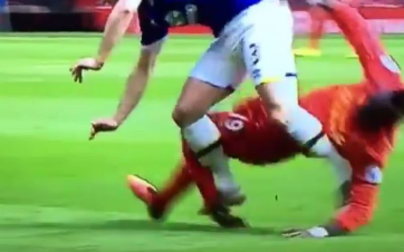 Niet voor gevoelige kijkers: Afschuwelijke blessure voor Liverpool-speler Mané (Video)