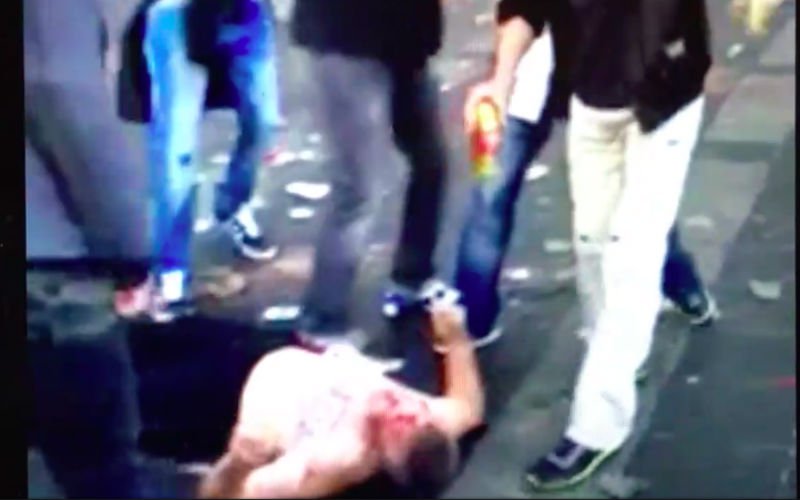 Afschuwelijk: Fans van Feyenoord schoppen man die op de grond ligt tegen het hoofd