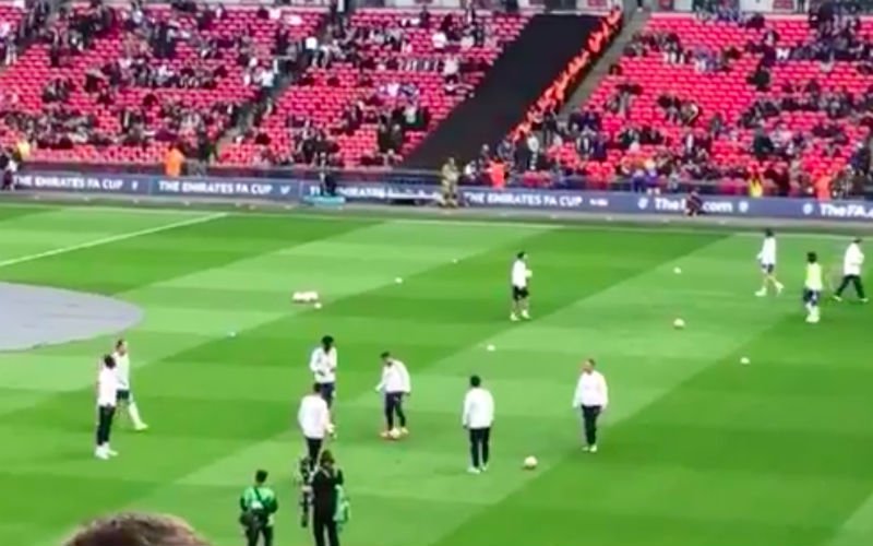 ONWAARSCHIJNLIJK: Dit doet Eden Hazard tijdens de opwarming van wedstrijd tegen Tottenham (Video)