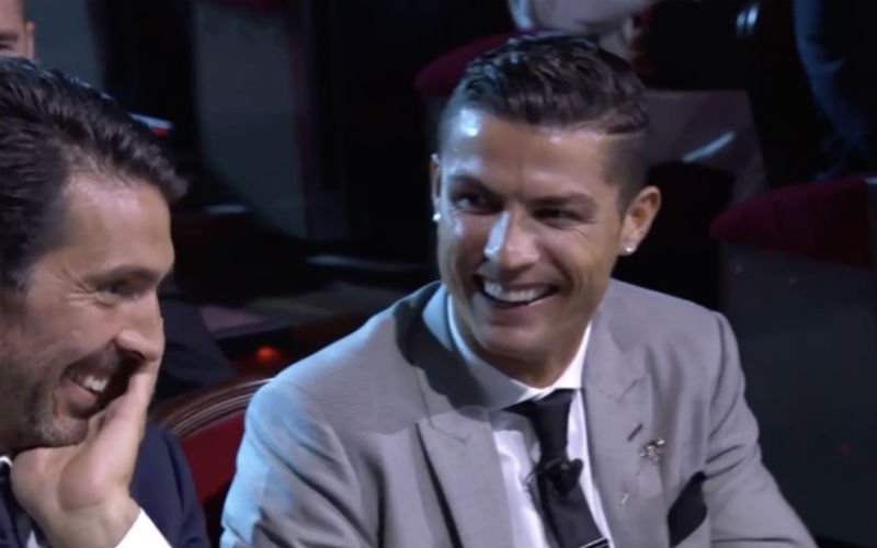 Ronaldo maakt Buffon belachelijk (terwijl hij naast hem zit!)