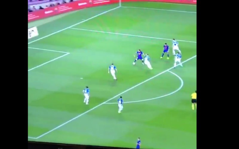 Lionel Messi tovert en scoort dit doelpunt (Video)