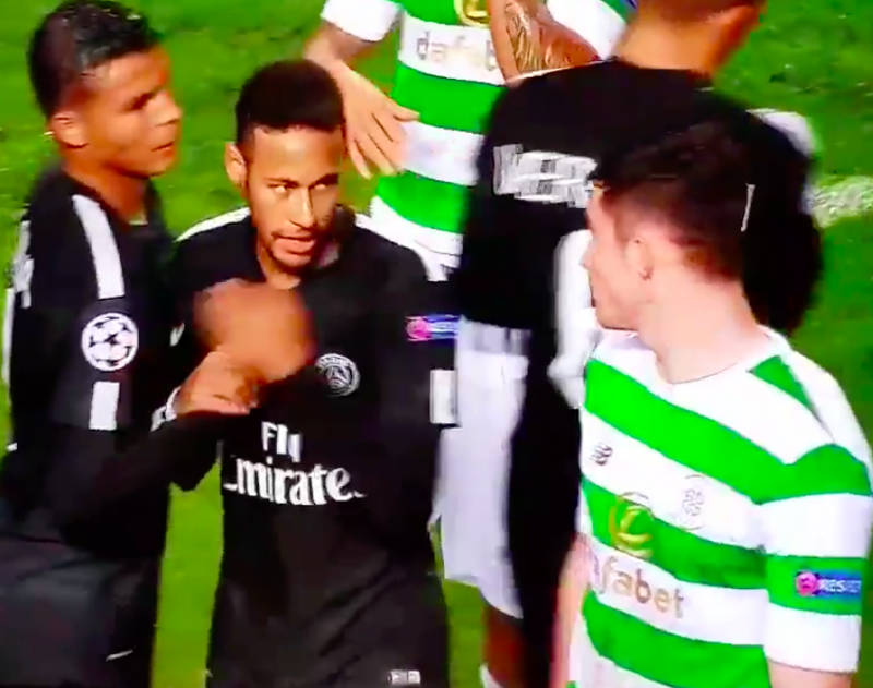 Neymar weigert hand van 18-jarige knul te schudden (Video)