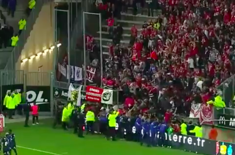 Tribune begeeft het: fans Lille storten naar beneden (Video)