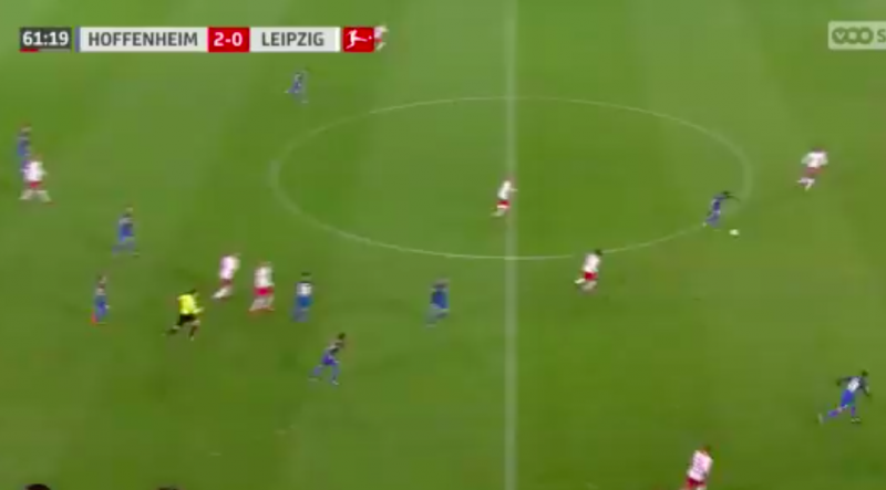 Bayern München-speler scoort met fenomenale lob vanuit de middencirkel (Video)