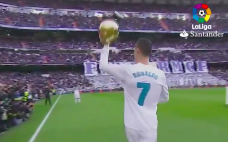 Kippenvel! Ronaldo showt vijfde Gouden Bal aan het publiek van Real Madrid (Video)
