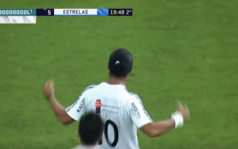 Ronaldinho scoort ongelofelijke goal vanop de eigen helft (Video)