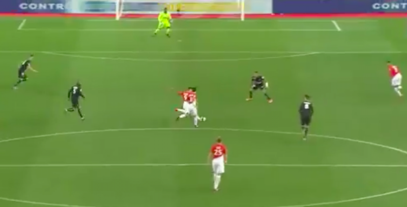 Falcao maakt 'No Look-goal'... vanuit de middencirkel (Video)