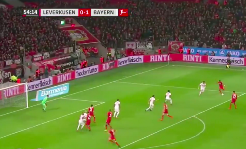 Bailey (ex-Genk) scoort net geen wereldgoal tegen Bayern (Video)
