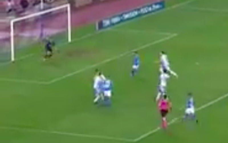 Dries Mertens bewijst met deze goal dat hij een échte spits is (Video)