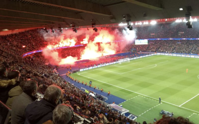 PSG-fans steken eigen stadion in brand