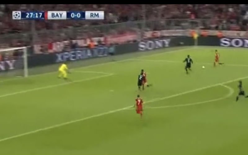 Kimmich knalt Bayern op voorsprong uit quasi onmogelijke hoek (Video)