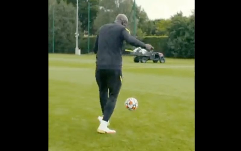 Iedereen kijkt met open mond naar Lukaku op training van Chelsea (VIDEO)