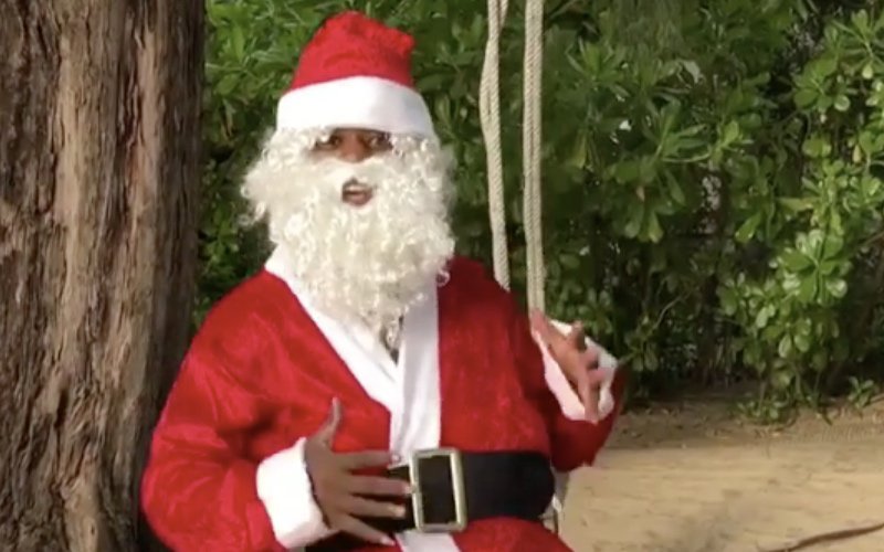 Verguisde Evra heeft hilarische kerstboodschap voor de wereld (video)