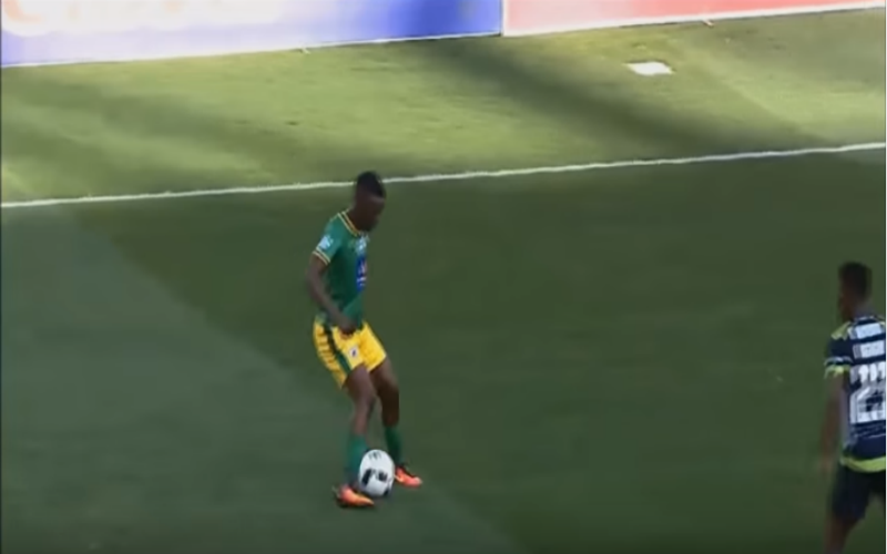 Speler in Afrika wordt teruggefloten voor technisch hoogstandje (Video)