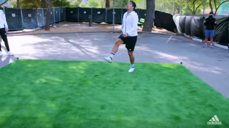 Luis Suarez controleert bal die 35m uit de lucht valt (Video)