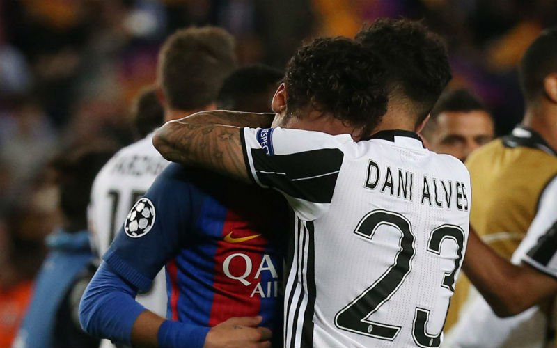 Dani Alves troost Neymar (die volledig breekt na uitschakeling van Barcelona): 