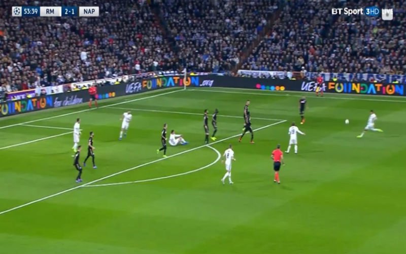Casemiro scoort de 3-1 tegen Napoli met een verschroeiende volley vanop grote afstand (Video)