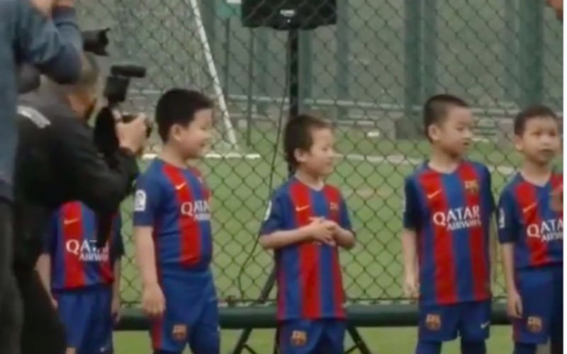 Hilarisch! Chinees jongetje staat oog in oog met Ronaldinho en doet dan dit (Video)
