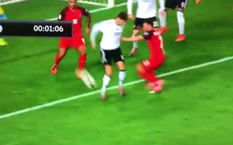 Duitsland komt op voorsprong na een wel erg speciaal doelpunt (video)