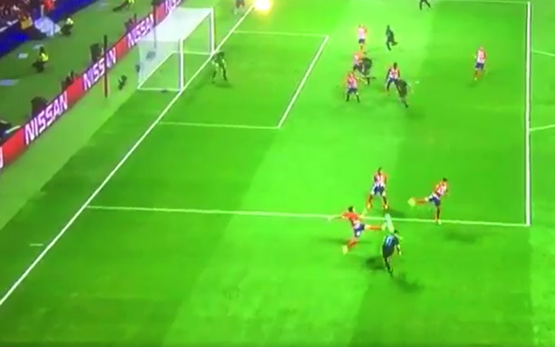 Hazard brengt doelpunt aan met deze fantastische assist (video)