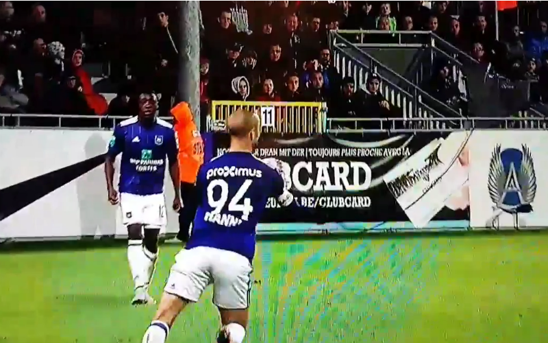 Ongelofelijk: Anderlecht scoort via dit controversiële doelpunt (Video)