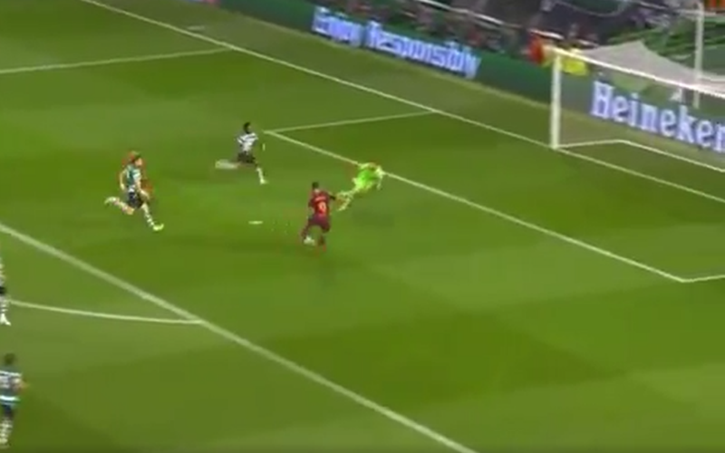 Onbegrijpelijk: Suarez laat enorme kans liggen na heerlijke aanval (video)
