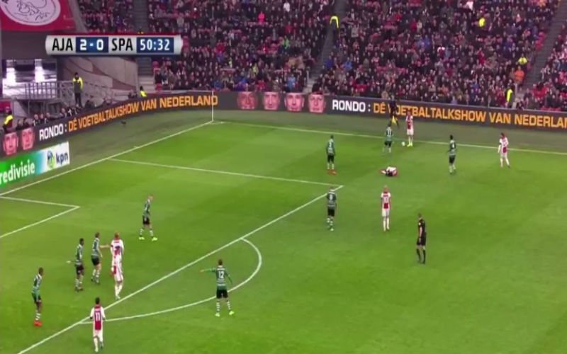 Zijn ploeggenoot ligt geblesseerd op het veld, dan verrast Ajax-speler iedereen met deze actie (Video)