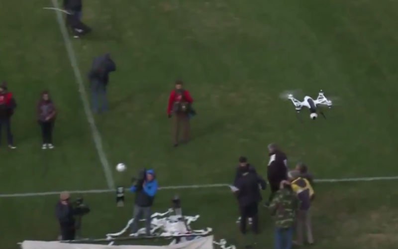 Dit doen Argentijnse fans als er een drone over het veld vliegt (Video)
