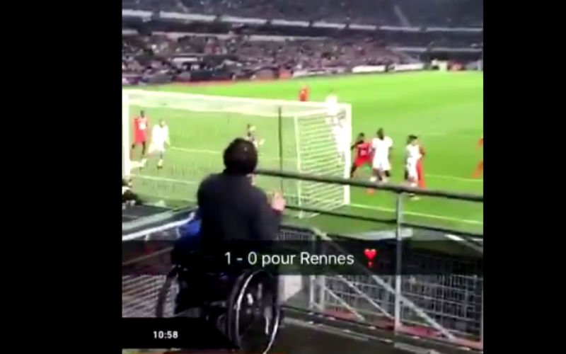 Deze supporter in een rolstoel kan zijn vreugde echt niet bedwingen (video)