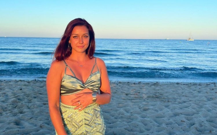 PSV-fan Lotte Vanwezemael geniet en doet genieten in bikini op het strand