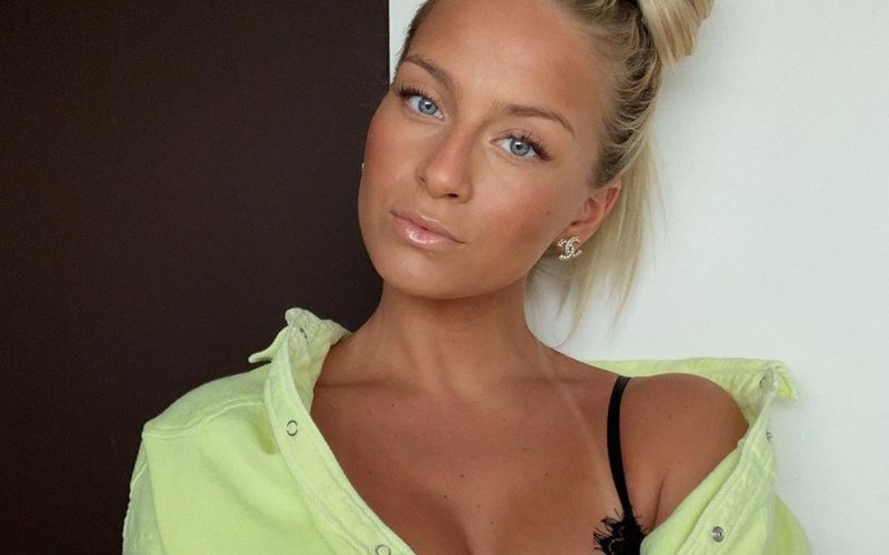 KV Mechelen-WAG Amanda Franzen trekt doorzichtige lingerie aan: 