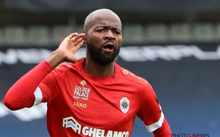 Lamkel Zé ziet problemen en weigert déze Antwerp-speler de hand te schudden