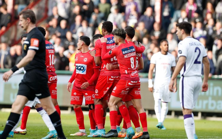 Anderlecht-supporters woest na omstreden VAR-ingreep op Kortrijk: 