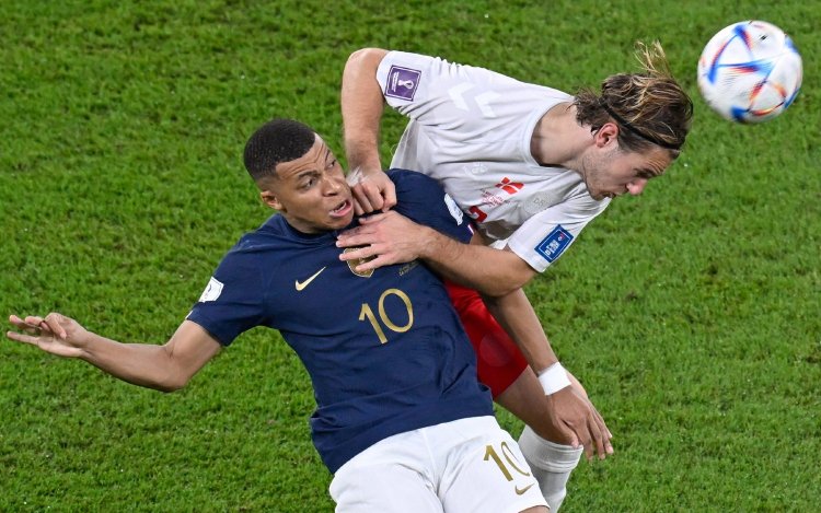 Flitsende Kylian Mbappé redt wereldkampioen Frankrijk in slot tegen Denemarken