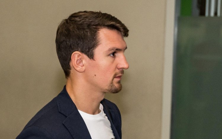 Benito Raman tijdens KVO-Anderlecht op de tribune betrapt met dít in zijn hand